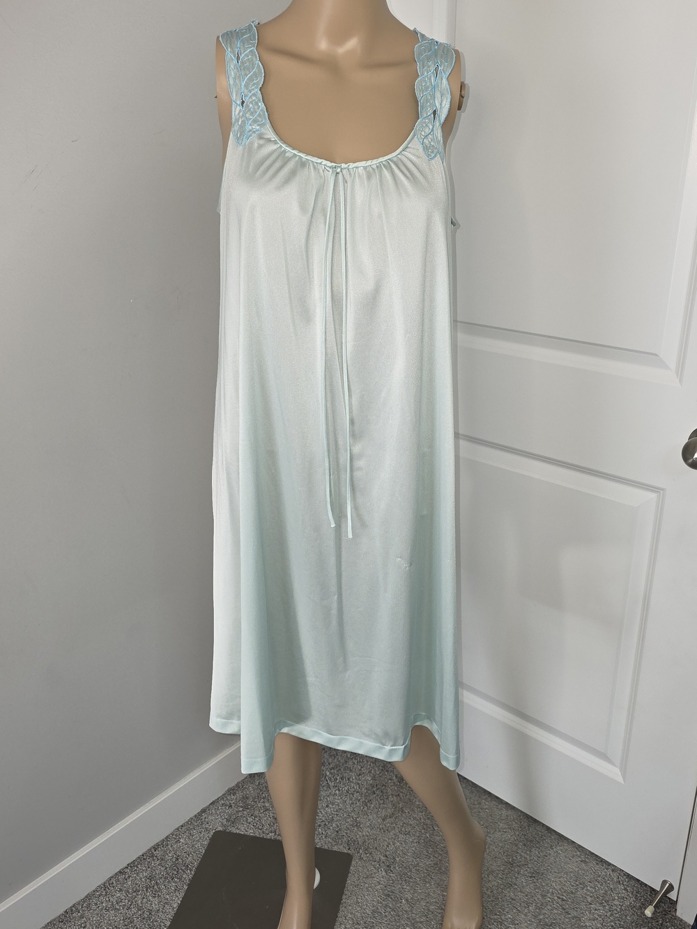 Jolie Light Lace-Baby blue lacy Antron Nylon 80s vintage Nightgown Size SM